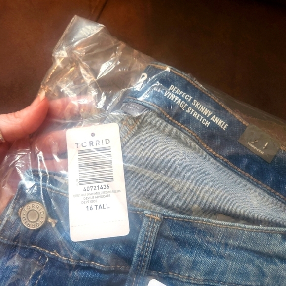 Torrid **NWT** Perfect Skinny Ankle Vintage Stretch Mid Rise Jean Size 16 - Picture 2 of 3